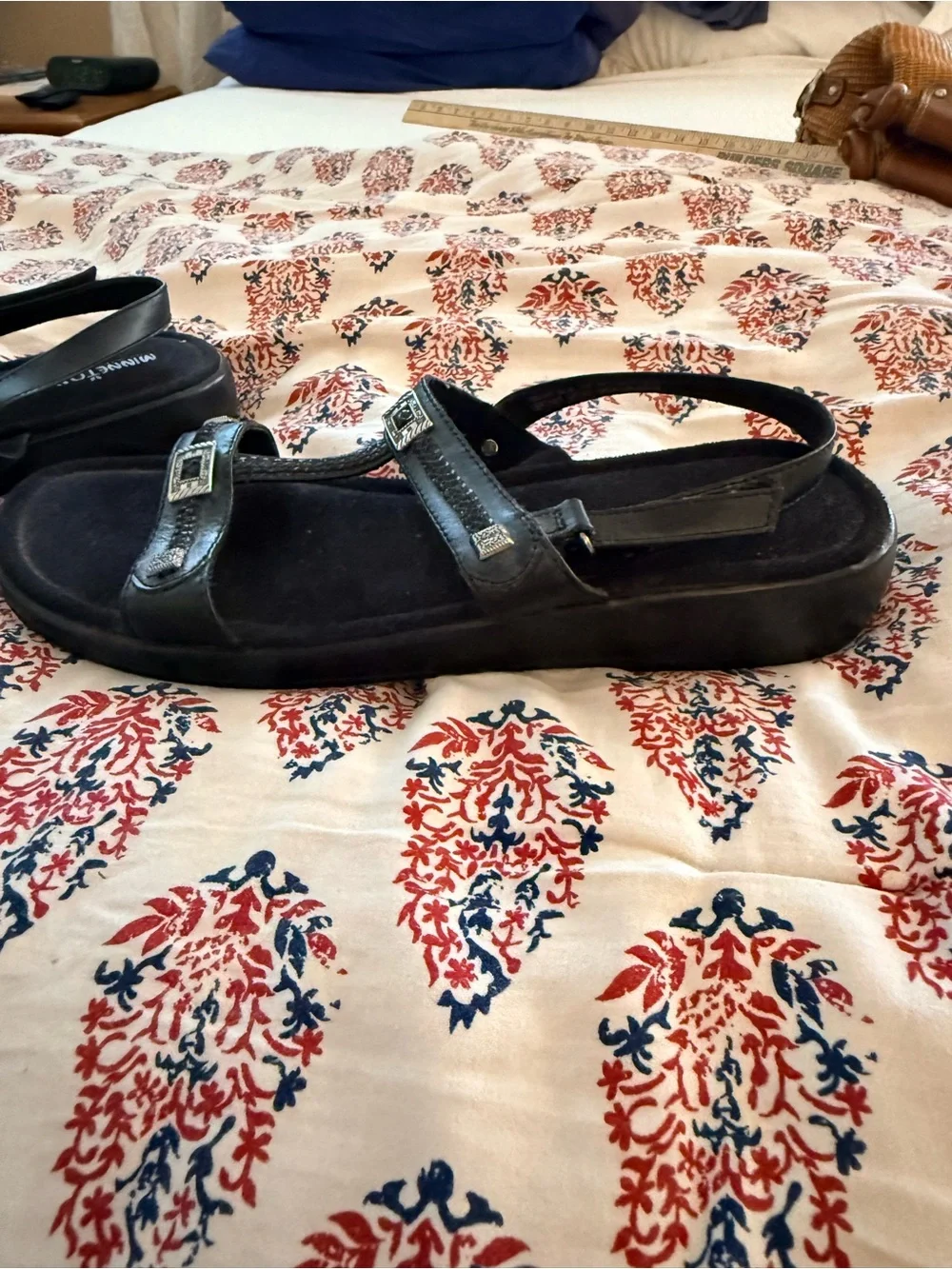 NWOT. Minnetonka Black T-Strap Comfort Sandals